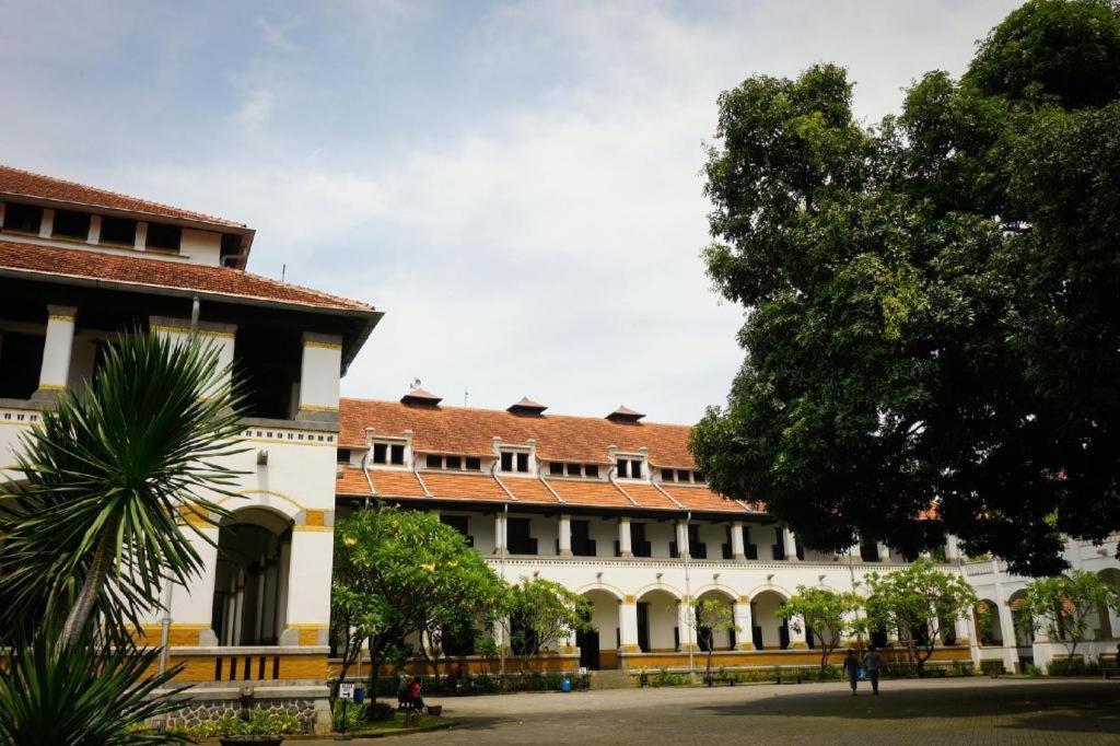 Weis Hotel Simpang Lima Semarang Eksteriør billede